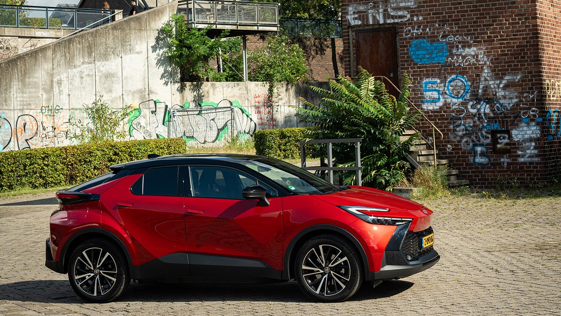 Toyota-C-HR-exterieur-rechter-zijaanzicht-roodkleurig-voor-industriele-setting